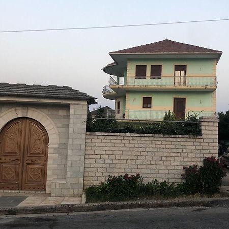 Villa Orhan Lazarat Gjirokastër Esterno foto
