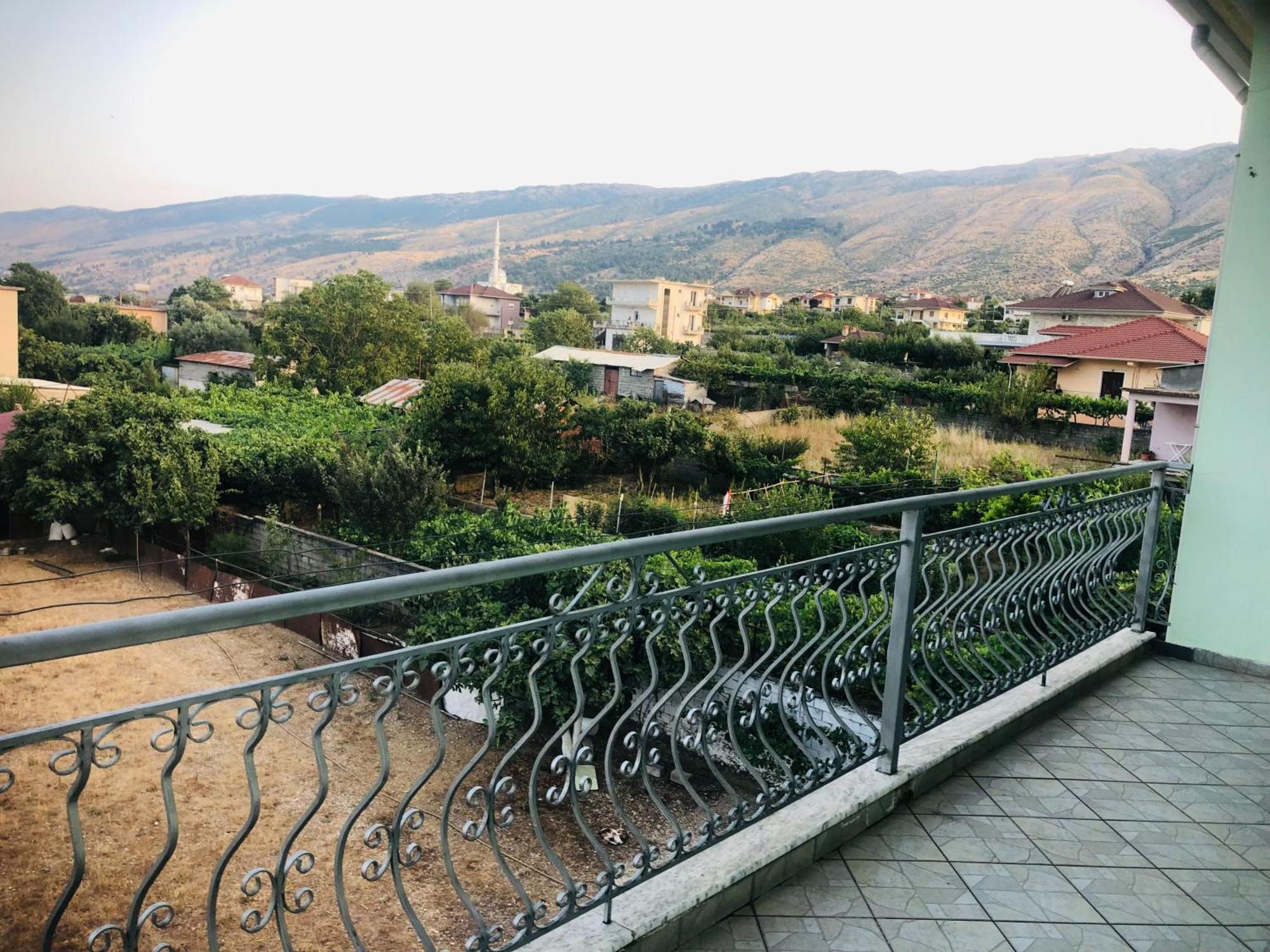 Villa Orhan Lazarat Gjirokastër Esterno foto