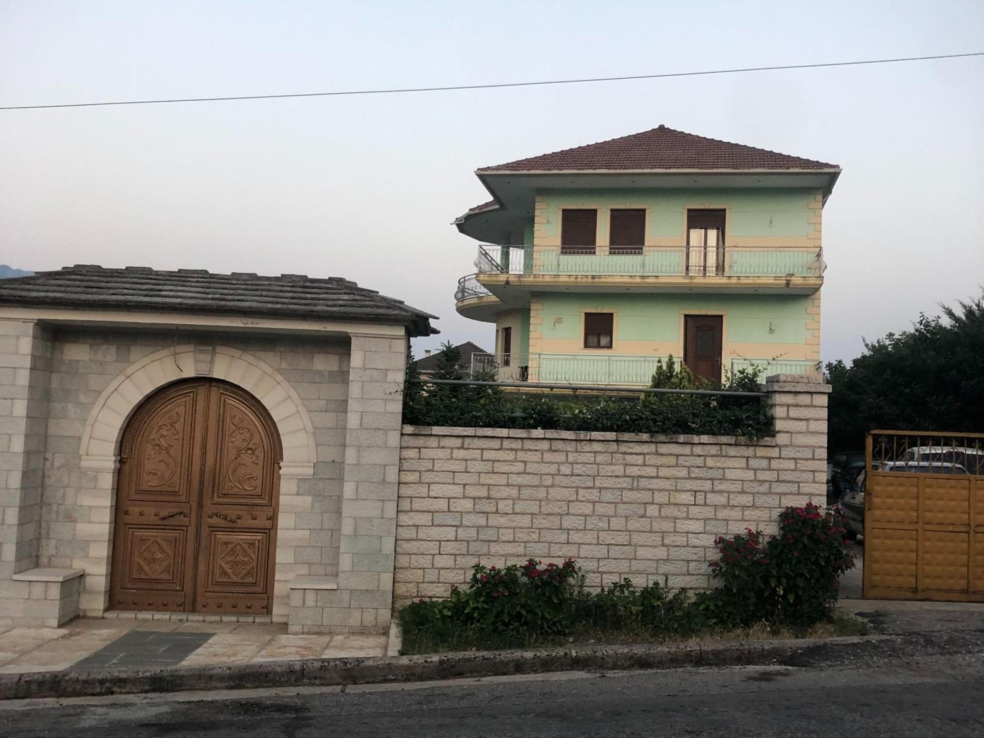 Villa Orhan Lazarat Gjirokastër Esterno foto