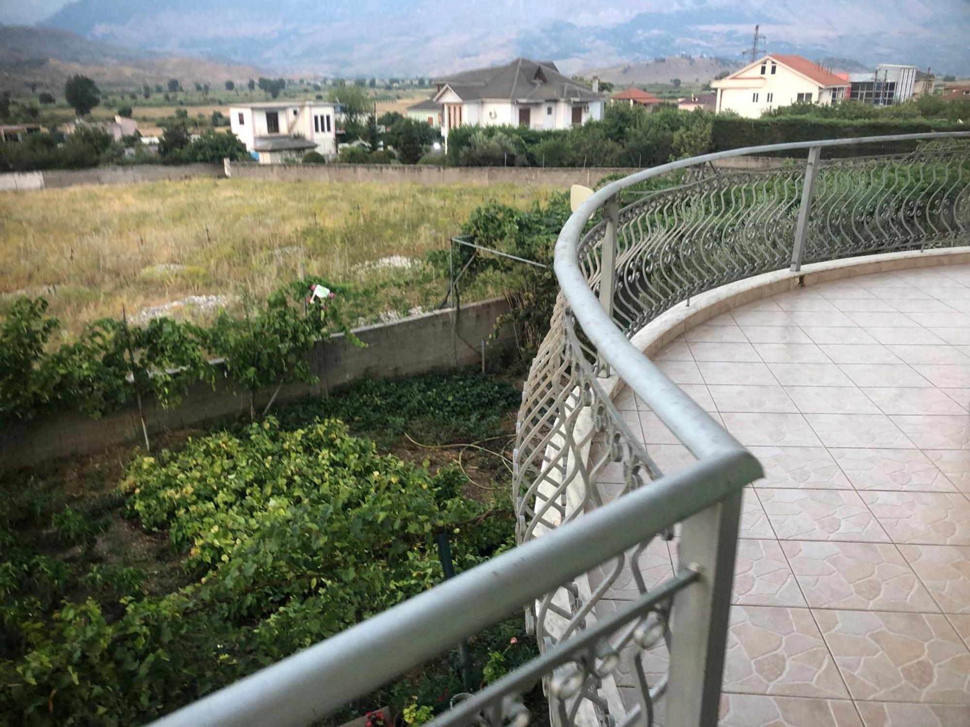 Villa Orhan Lazarat Gjirokastër Esterno foto